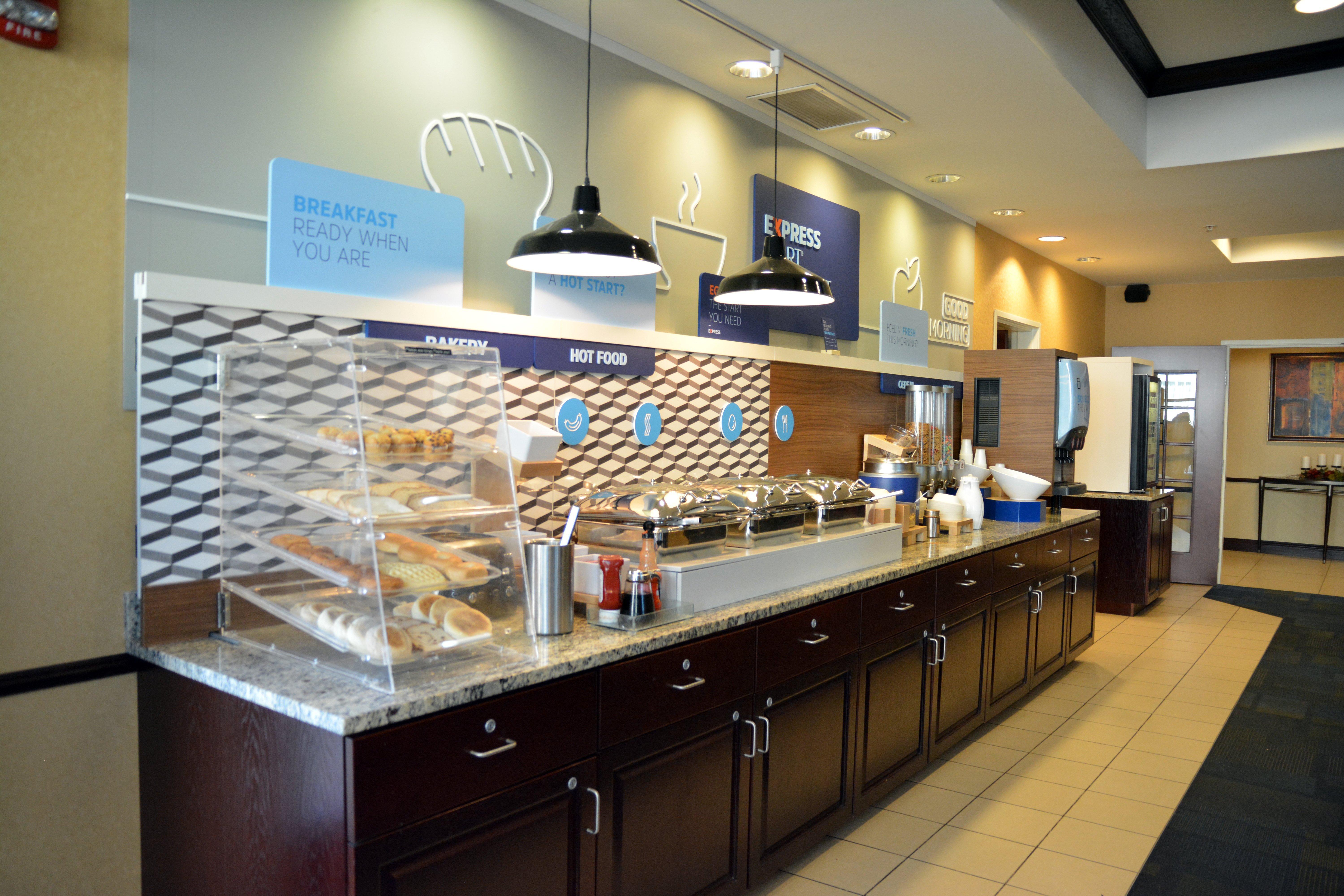 Holiday Inn Express & Suites Youngstown West I 80, An Ihg Hotel Экстерьер фото